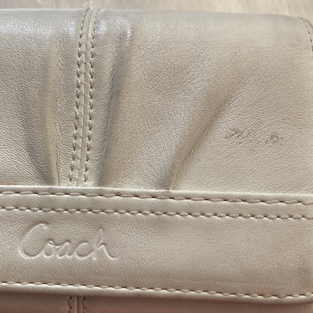 PRE-OWNED COACH WHITE WOMEN’S WALLET - Picture 4 of 10